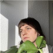 Creativa con capacidad de enseñanza apta para todas las edades y niveles.